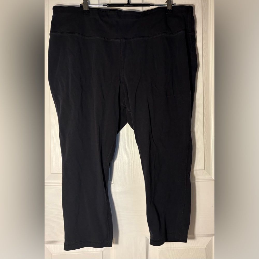 Xersion women’s black cropped leggings